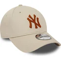 bezowa-czapka-z-zakrzywionym-daszkiem-regulowana-brazowe-logo-9forty-league-essential-new-york-yankees-mlb-od-new-era