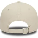 bezowa-regulowana-czapka-z-zakrzywionym-daszkiem-z-brazowym-logo-9forty-league-essential-new-york-yankees-mlb-od-new-era