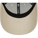 bezowa-regulowana-czapka-z-zakrzywionym-daszkiem-z-brazowym-logo-9forty-league-essential-new-york-yankees-mlb-od-new-era