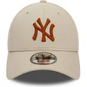 bezowa-czapka-z-zakrzywionym-daszkiem-regulowana-brazowe-logo-9forty-league-essential-new-york-yankees-mlb-od-new-era