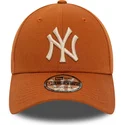 regulowana-brazowa-czapka-z-zakrzywionym-daszkiem-z-bezowym-logo-9forty-league-essential-new-york-yankees-mlb-od-new-era