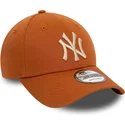 regulowana-brazowa-czapka-z-zakrzywionym-daszkiem-z-bezowym-logo-9forty-league-essential-new-york-yankees-mlb-od-new-era
