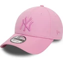 rozowa-regulowana-czapka-z-zakrzywionym-daszkiem-z-rozowym-logo-9forty-league-essential-new-york-yankees-mlb-od-new-era