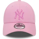 rozowa-regulowana-czapka-z-zakrzywionym-daszkiem-z-rozowym-logo-9forty-league-essential-new-york-yankees-mlb-od-new-era