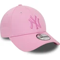 rozowa-regulowana-czapka-z-zakrzywionym-daszkiem-z-rozowym-logo-9forty-league-essential-new-york-yankees-mlb-od-new-era