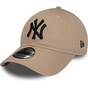 brazowa-czapka-z-zakrzywionym-daszkiem-regulowana-z-czarnym-logo-9twenty-league-essential-new-york-yankees-mlb-od-new-era
