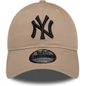 brazowa-czapka-z-zakrzywionym-daszkiem-regulowana-z-czarnym-logo-9twenty-league-essential-new-york-yankees-mlb-od-new-era