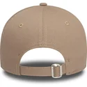 brazowa-czapka-z-zakrzywionym-daszkiem-regulowana-z-czarnym-logo-9twenty-league-essential-new-york-yankees-mlb-od-new-era