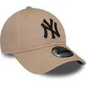 brazowa-czapka-z-zakrzywionym-daszkiem-regulowana-z-czarnym-logo-9twenty-league-essential-new-york-yankees-mlb-od-new-era