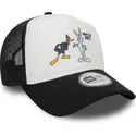 bialo-czarna-czapka-truckerka-a-frame-z-postaciami-krolika-bugsa-i-kaczora-daffy-ego-looney-tunes-od-new-era