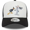 czapka-trucker-biala-i-czarna-a-frame-character-z-krolikiem-bugsem-i-kaczorem-daffym-looney-tunes-od-new-era