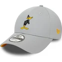 szara-czapka-z-zakrzywionym-daszkiem-9forty-z-postacia-kaczora-daffy-z-looney-tunes-od-new-era-regulowana