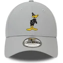 szara-czapka-z-zakrzywionym-daszkiem-9forty-z-postacia-kaczora-daffy-z-looney-tunes-od-new-era-regulowana