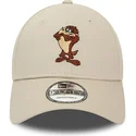 bezowa-czapka-z-zakrzywionym-daszkiem-regulowana-9forty-z-postacia-diabla-tasmanskiego-looney-tunes-od-new-era