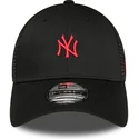 czarna-regulowana-czapka-z-zakrzywionym-daszkiem-z-czerwonym-logo-9forty-home-field-new-york-yankees-mlb-marki-new-era