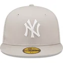plaska-czapka-bezowa-dopasowana-59fifty-league-essential-new-york-yankees-mlb-new-era