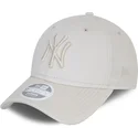 szara-zakrzywiona-regulowana-czapka-z-szarym-logo-dla-kobiet-9forty-tonal-new-york-yankees-mlb-od-new-era