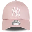 rozowa-regulowana-czapka-z-zakrzywionym-daszkiem-z-rozowym-logo-9forty-league-essential-new-york-yankees-mlb-new-era