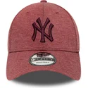 kepure-islenkta-raudona-reguliuojamas-9forty-jersey-essential-new-york-yankees-mlb-new-era