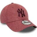kepure-islenkta-raudona-reguliuojamas-9forty-jersey-essential-new-york-yankees-mlb-new-era