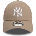 regulowana-jasnobrazowa-czapka-z-zakrzywionym-daszkiem-9forty-league-essential-new-york-yankees-mlb-od-new-era
