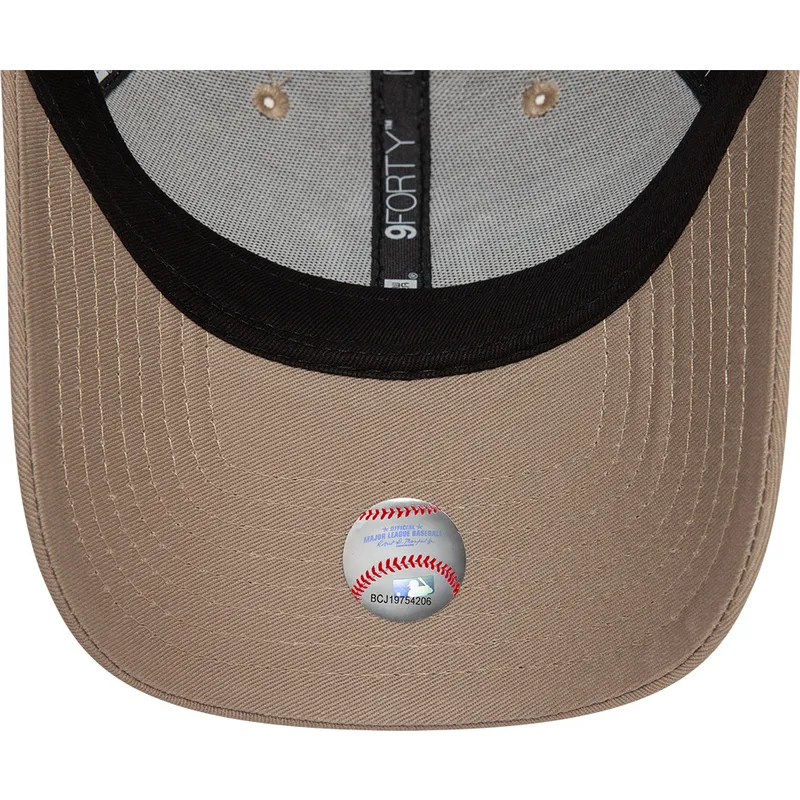 cap-islenkta-brown-adjustable-strap-claro-9forty-league-essential-new-york-yankees-mlb-new-era