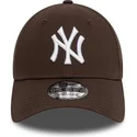 cap-islenkta-brown-adjustable-strap-9forty-league-essential-new-york-yankees-mlb-new-era