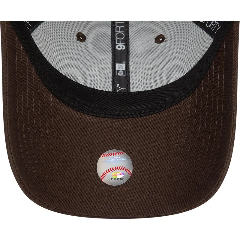 cap-islenkta-brown-adjustable-strap-9forty-league-essential-new-york-yankees-mlb-new-era