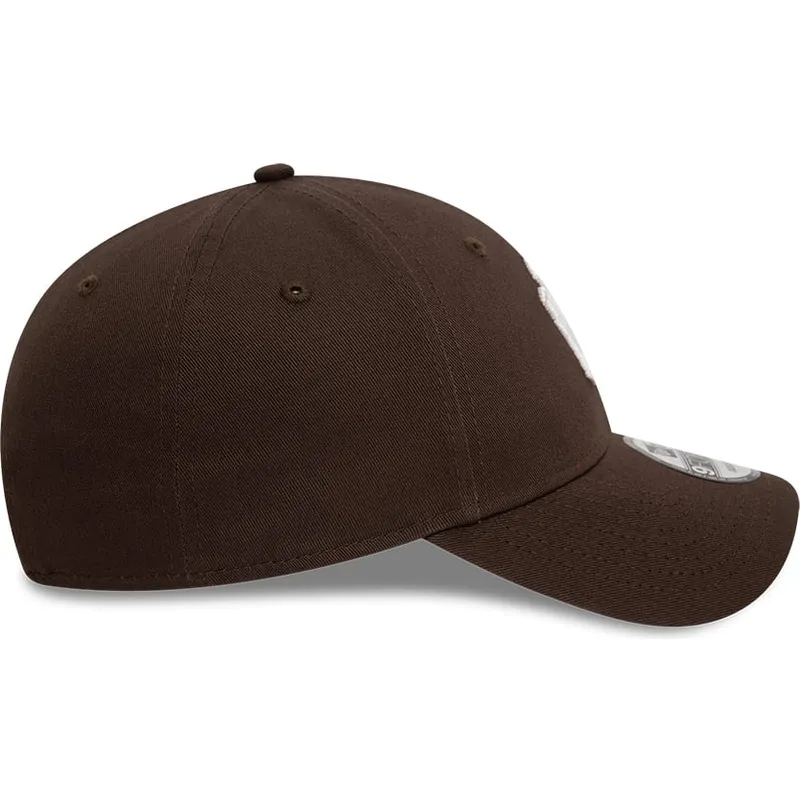 cap-islenkta-brown-adjustable-strap-9forty-league-essential-new-york-yankees-mlb-new-era
