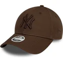regulowana-ciemnobrazowa-czapka-z-zakrzywionym-daszkiem-z-ciemnobrazowym-logo-dla-kobiet-9forty-league-essential-new-york-yankee