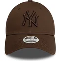 regulowana-ciemnobrazowa-czapka-z-zakrzywionym-daszkiem-z-ciemnobrazowym-logo-dla-kobiet-9forty-league-essential-new-york-yankee