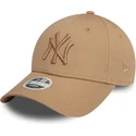 czapka-z-zakrzywionym-daszkiem-jasnobrazowa-regulowana-z-jasnobrazowym-logo-dla-kobiet-9forty-league-essential-new-york-yankees-