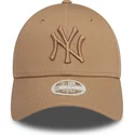 kepure-islenkta-ruda-reguliuojama-juostele-claro-claro-9forty-league-essential-new-york-yankees-mlb-new-era
