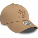 czapka-z-zakrzywionym-daszkiem-jasnobrazowa-regulowana-z-jasnobrazowym-logo-dla-kobiet-9forty-league-essential-new-york-yankees-