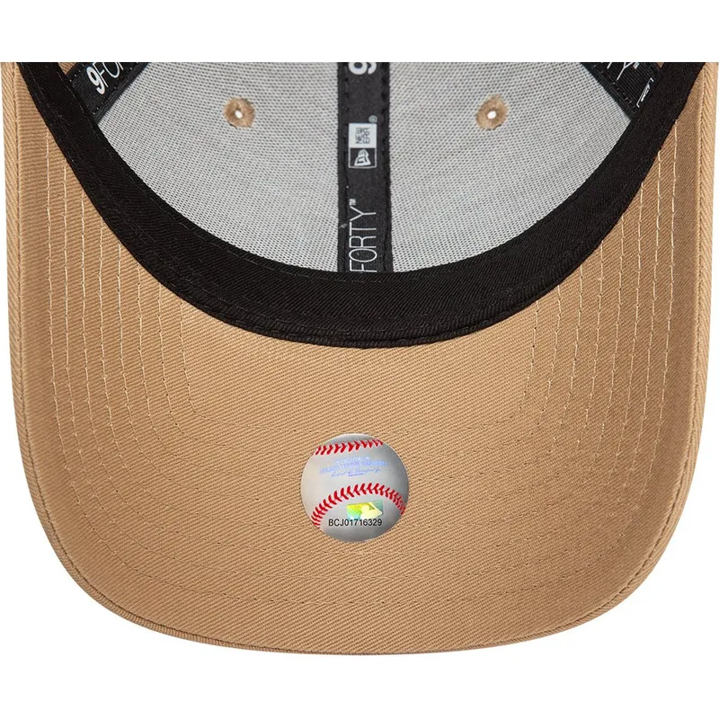 kepure-islenkta-ruda-reguliuojama-juostele-claro-claro-9forty-league-essential-new-york-yankees-mlb-new-era
