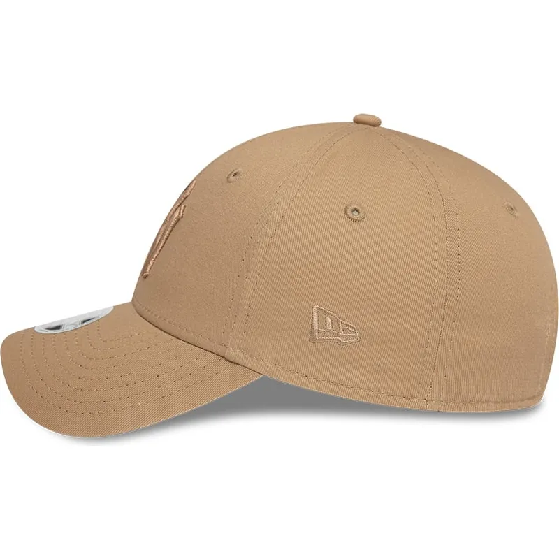 kepure-islenkta-ruda-reguliuojama-juostele-claro-claro-9forty-league-essential-new-york-yankees-mlb-new-era