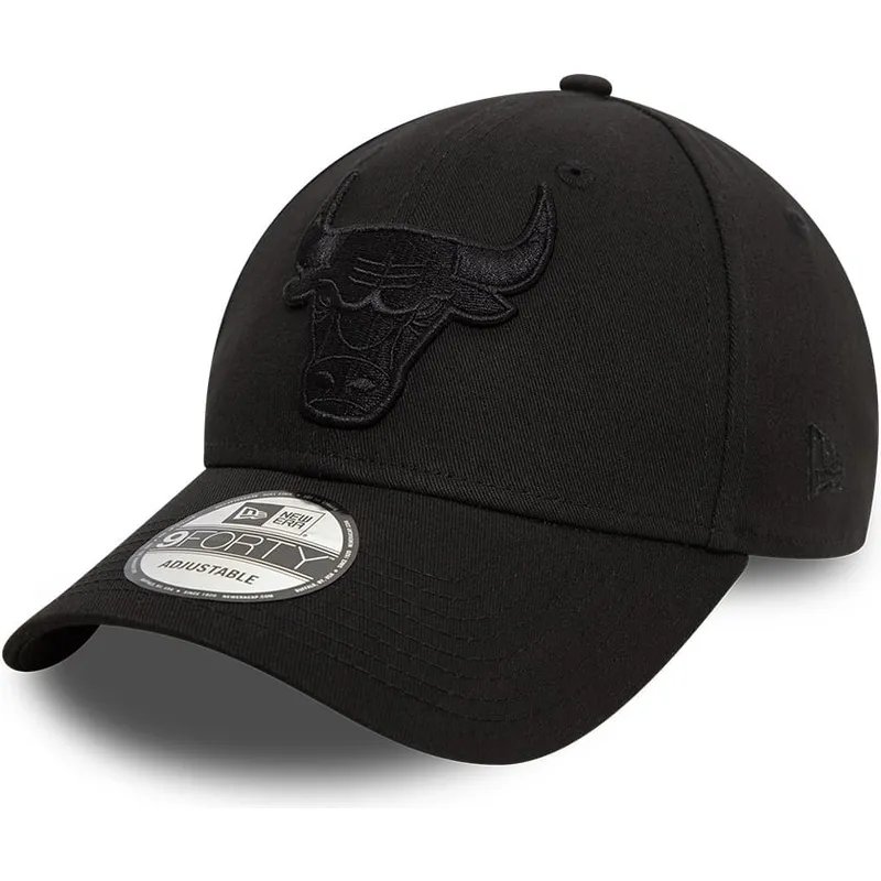 czarna-regulowana-czapka-z-zakrzywionym-daszkiem-z-czarnym-logo-9forty-essential-chicago-bulls-nba-new-era
