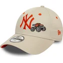 bezowa-zakrzywiona-czapka-regulowana-z-pomaranczowym-logo-dla-dzieci-9forty-graphic-monster-truck-new-york-yankees-mlb-od-new-er