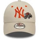 bezowa-zakrzywiona-czapka-regulowana-z-pomaranczowym-logo-dla-dzieci-9forty-graphic-monster-truck-new-york-yankees-mlb-od-new-er