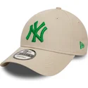 bezowa-czapka-z-zakrzywionym-daszkiem-regulowana-z-zielonym-logo-9forty-league-essential-new-york-yankees-mlb-od-new-era