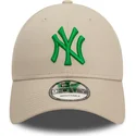 bezowa-czapka-z-zakrzywionym-daszkiem-regulowana-z-zielonym-logo-9forty-league-essential-new-york-yankees-mlb-od-new-era