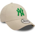 bezowa-czapka-z-zakrzywionym-daszkiem-regulowana-z-zielonym-logo-9forty-league-essential-new-york-yankees-mlb-od-new-era