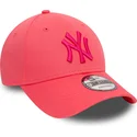 rozowa-zakrzywiona-czapka-z-logo-new-york-yankees-mlb-9forty-league-essential-od-new-era