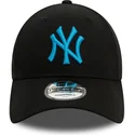 czarna-zakrzywiona-regulowana-czapka-z-niebieskim-logo-9forty-league-essential-new-york-yankees-mlb-od-new-era