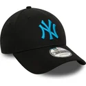 czarna-regulowana-czapka-z-zakrzywionym-daszkiem-z-niebieskim-logo-9forty-league-essential-new-york-yankees-mlb-od-new-era