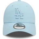 jasnoniebieska-regulowana-czapka-z-zakrzywionym-daszkiem-z-jasnoniebieskim-logo-9forty-league-essential-los-angeles-dodgers-mlb-