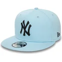 jasnoniebieska-czapka-snapback-z-plaskim-daszkiem-i-czarnym-logo-9fifty-league-essential-new-york-yankees-mlb-od-new-era