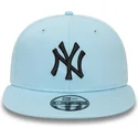 jasnoniebieska-czapka-snapback-z-plaskim-daszkiem-i-czarnym-logo-9fifty-league-essential-new-york-yankees-mlb-od-new-era