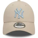 bezowa-regulowana-czapka-z-zakrzywionym-daszkiem-z-jasnoniebieskim-logo-9forty-league-essential-new-york-yankees-mlb-od-new-era