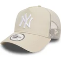 bezowa-czapka-trucker-z-bialym-logo-a-frame-league-essential-new-york-yankees-mlb-od-new-era
